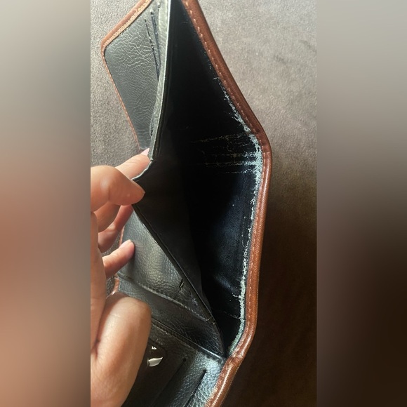 Liz Claiborne Black and Brown wallet - Picture 4 of 9